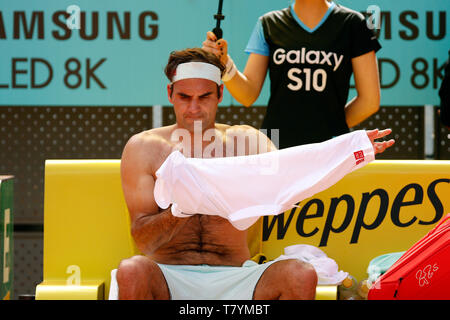 Roger Federer von der Schweiz in Aktion gegen Gael Monfils von Frankreich während des Tages sieben der Mutua Madrid Open im La Caja Magica in Madrid, Spanien. Stockfoto