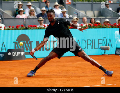 Gael Monfils von Frankreich in Aktion gegen Roger Federer von der Schweiz während des Tages sieben der Mutua Madrid Open im La Caja Magica in Madrid, Spanien. Stockfoto