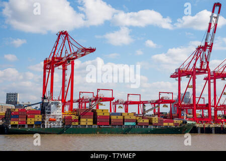 Peel Ports dock Kräne laden der Jakob Containerschiff, in der Nähe von Liverpool, Großbritannien Stockfoto