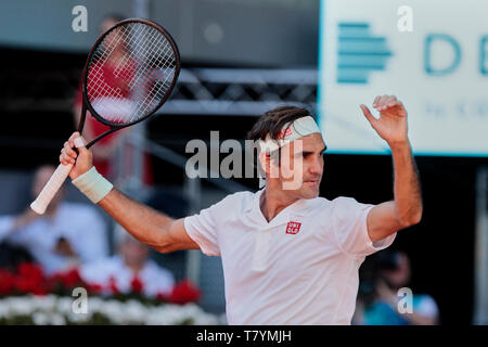 Roger Federer gesehen während der Mutua Madrid Open Masters Match am Tag 7 bei Caja Magica in Madrid reagiert. Stockfoto