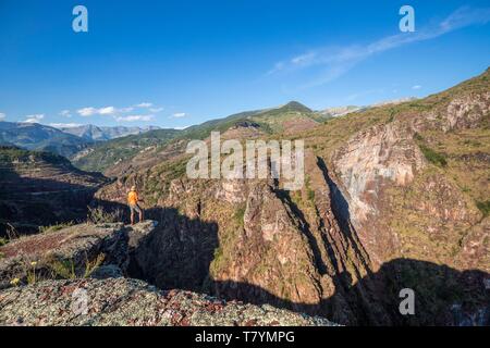 Frankreich, Alpes Maritimes, Nationalpark Mercantour, Haut Var Tal, Wanderer über die daluis Schlucht gegraben, die auf der Basis von Var in Rot pelites Böden Stockfoto