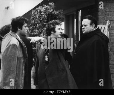 Oliver Reed Regisseur Michael Winner Orson Welles ICH NIE vergessen WAS IST 'ISNAME 1967 am Standort einstellen candid Dreharbeiten Scimitar Produktionen/Universal Pictures WERDE Stockfoto