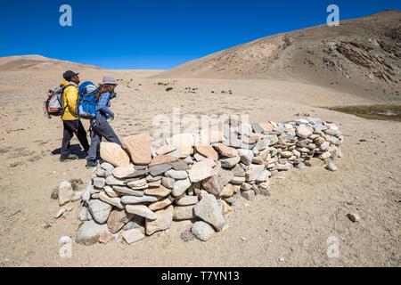 Indien, Jammu und Kaschmir, Himalaya, Ladakh, Changthang Hochebene (Changtang), Rupshu Tal, Wandern in Karzok Phu Plain (4630 m), Mani Mauer ist ein Haufen von Steinen mit eingravierten Buddhistischen Sutras (Gebete) Stockfoto