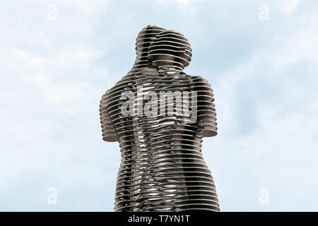 BATUMI, Georgien - 10. September 2018: Sich bewegende Skulptur "Ali und Nino" von Tamar Kvesitadze tagsüber in Batumi, Georgien Stockfoto