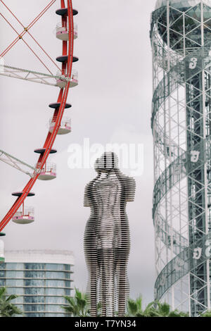 BATUMI, Georgien - 10. September 2018: Sich bewegende Skulptur "Ali und Nino", Alphabet Turm und Riesenrad in Batumi, Georgien Stockfoto