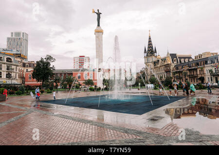 BATUMI, Georgien - 10. September 2018: Die Statue von Medea in Europa Plaza im Zentrum von Batumi in der Tageszeit Stockfoto