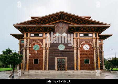 BATUMI, Georgien - 10. September 2018: Sommer Theater von grünen Bäumen des Seaside Park umgeben in Batumi Stockfoto