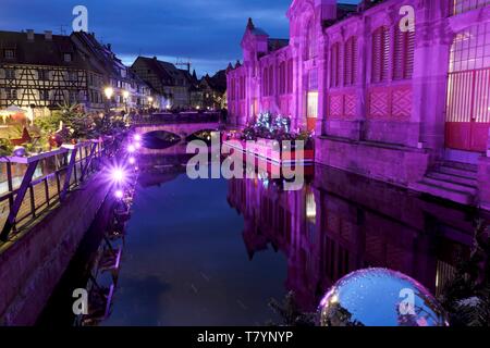 Frankreich, Haut Rhin, Colmar, Petite Venise, Quai de la Kai Poissonnerie, bidge über La Lauch Fluss, Fachwerkhäuser, Halle aus dem Jahr 1865, illuminationen während des Weihnachtsmarktes Stockfoto