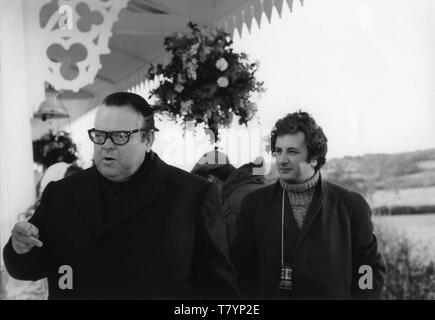 Regisseur Michael Winner und Orson Welles ICH NIE vergessen WAS IST 'ISNAME 1967 am Standort einstellen candid Dreharbeiten Scimitar Produktionen/Universal Pictures WERDE Stockfoto