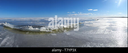 Eisschollen auf dem zugefrorenen See Peipus in Estland Stockfoto