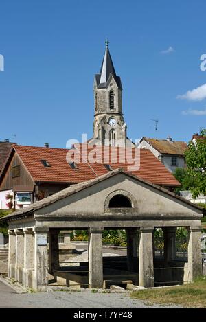 Frankreich, Territoire de Belfort, Feche l'Eglise, Mazarin Brunnen waschen, datiert aus dem 17. Jahrhundert, Saint Valere Kirche vom 19. Jahrhundert, Glockenturm Stockfoto