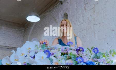 Florist großen floralen Korb mit Blumen Flower Shop Stockfoto