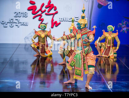 Thailändische Tänzerinnen, die den traditionellen Thai-Khon-Tanz auf dem Maskentanzfestival in Andong Südkorea darlegen Stockfoto