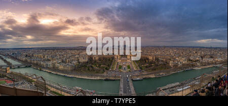Antenne ultra wide Panorama Stadtbild von Paris. Skyline und die berühmten Wahrzeichen der zentralen Gebäude in der Innenstadt in der französischen Hauptstadt. Stockfoto