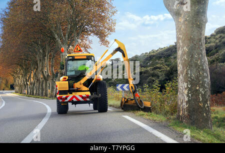 Wartung der Rand einer Straße von einem freischneider Traktor. Stockfoto