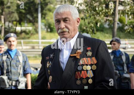 Ein Mann während der Feier gesehen. Der 74. Jahrestag des Sieges über den Zweiten Weltkrieg über Nazi-deutschland in die UDSSR, bekannt als Tag des Sieges Feier am Denkmal der russischen Soldaten in Kalithea. Stockfoto