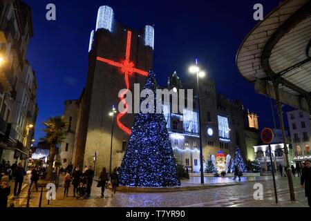 Frankreich, Aude, Narbonne, Narbonne Kathedrale (Cathédrale Saint Just et Saint Pasteur de Narbonne) mit Weihnachtsschmuck Stockfoto