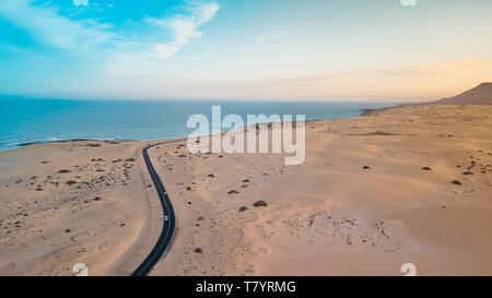 Luftbild an der Ostküste von Fuerteventura, Küstenstraße Stockfoto