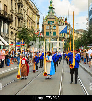 Zürich, Schweiz - 1 August 2016: die Teilnehmer der Parade zum Schweizer Nationalfeiertag gewidmet, die entlang der Bahnhofstrasse Street. Die Schweizer Nati Stockfoto