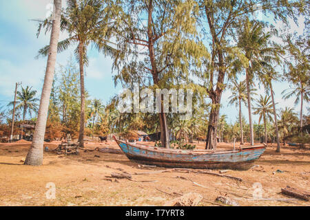 Altes, hölzernes Fischerboot auf Land, vintage Fischerboot am Strand Stockfoto