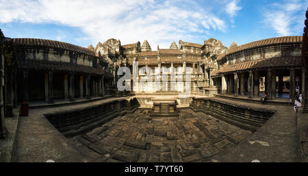 Panoramabild der Innenhof an der zweiten Galerie und Touristen in Angkor Wat, Angkor Archäologischer Park, Kambodscha. Stockfoto