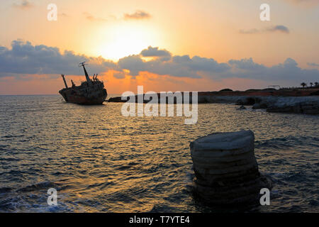 Die M/V Edro III Shipwreck off ruht die Felsen in der Nähe der Höhlen außerhalb von Ayia Thekla, Zypern seit 2011 Stockfoto