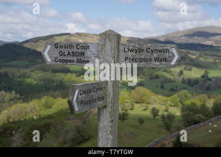 Zweisprachige Welsh-English Zeichen auf dem Abgrund zu Fuß Trail und Umgebung im Snowdonia National Park, Wales, Großbritannien Stockfoto