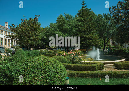 Grüne Büsche in einem Holz Garten mit Brunnen bei Castelo de Vide. Schöne Stadt mit mittelalterlichen Burg an den Portugal Ostgrenze. Stockfoto