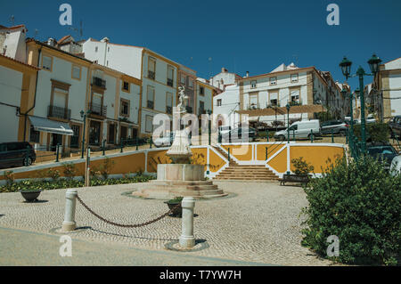 Alten bunten Häuser um Platz mit marmorstatue am Castelo de Vide. Schöne Stadt mit mittelalterlichen Burg an den Portugal Ostgrenze. Stockfoto