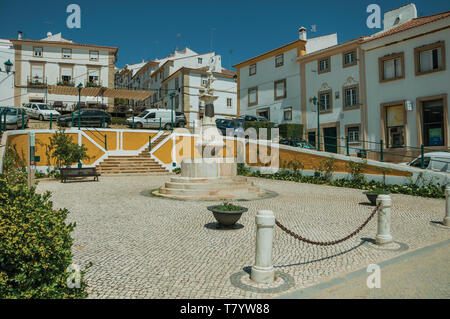 Alten bunten Häuser um Platz mit marmorstatue am Castelo de Vide. Schöne Stadt mit mittelalterlichen Burg an den Portugal Ostgrenze. Stockfoto