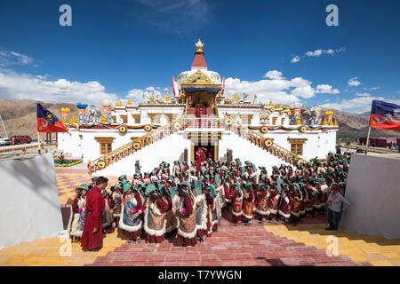 Indien, Jammu und Kaschmir, Ladakh, Hemis, Naropa Festival 2018, zweihundert und 99 Ladakhie Frauen durchgeführt, den Tanz der Shondol, im Guinness Buch der Rekorde als die größte Ladakhi Tanz, Frauen, Perak, traditionellen Kopfschmuck geschmückt mit Türkisen, vor der Naro Photang Stockfoto