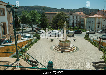 Alten bunten Häuser und grünen Garten rund um Square in Castelo de Vide. Schöne Stadt mit mittelalterlichen Burg an den Portugal Ostgrenze. Stockfoto