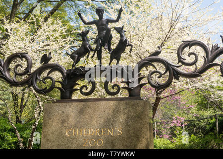 Der Lehman Tore sind eine bronzene Skulptur Wahrzeichen am Zoo im Central Park, New York City, USA Stockfoto