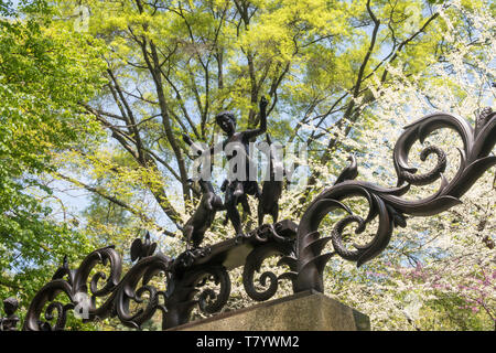 Der Lehman Tore sind eine bronzene Skulptur Wahrzeichen am Zoo im Central Park, New York City, USA Stockfoto