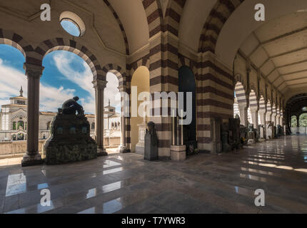 Monumentaler Friedhof, Mailand, Italien, bekannt für seinen Reichtum an künstlerischen Skulptur, Gräber und Monumente zu bemerkenswerten industriellen und wohlhabende Mailänder. Stockfoto