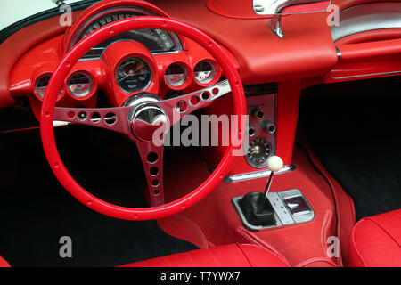 Details im Innenraum der roten Sportwagen Lenkrad Tachometer Stockfoto
