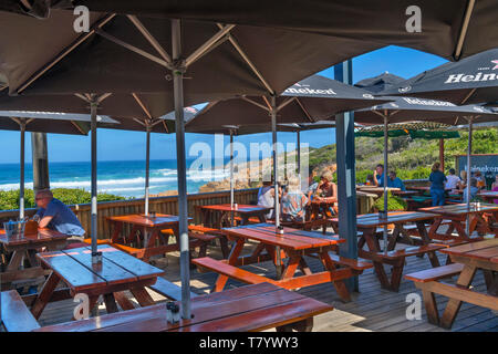 Lookout Deck Restaurant und Bar mit Blick auf den Strand von Plettenberg Bay, Garden Route, Western Cape, Südafrika Stockfoto
