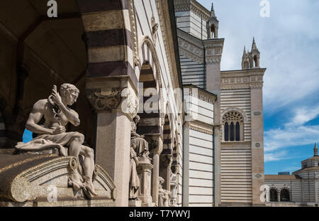 Monumentaler Friedhof, Mailand, Italien, bekannt für seinen Reichtum an künstlerischen Skulptur, Gräber und Monumente zu bemerkenswerten industriellen und wohlhabende Mailänder. Stockfoto