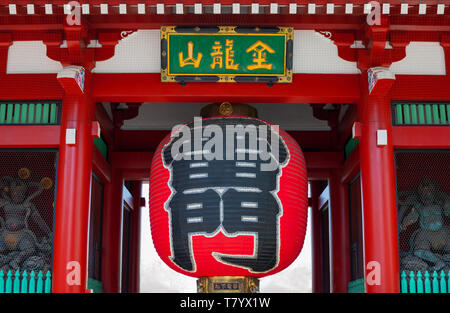 Tokyo, Japan - 22. April 2018: Die große Lampe am Eingang des Asakusa Kannon Tempel Stockfoto