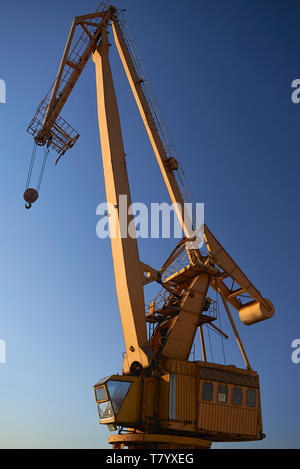 Erstaunliche Aufnahmen von Big Steel Kran auf einer Werft in Spanien im Sommer Sonnenschein Stockfoto