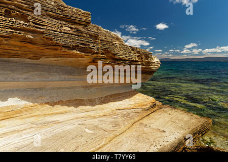 Schöne Landschaft, gemalt Klippen auf Maria Island in der Nähe von Tasmanien, National Reservation, Australien. Stockfoto