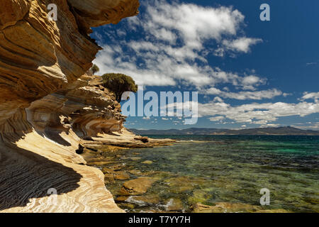 Schöne Landschaft, gemalt Klippen auf Maria Island in der Nähe von Tasmanien, National Reservation, Australien. Stockfoto