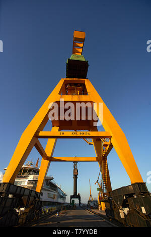 Erstaunliche Aufnahmen von Big Steel Kran auf einer Werft in Spanien im Sommer Sonnenschein Stockfoto