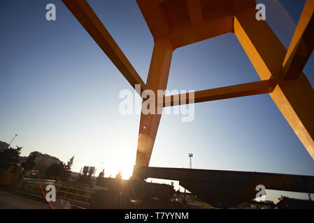 Erstaunliche Aufnahmen von Big Steel Kran auf einer Werft in Spanien im Sommer Sonnenschein Stockfoto