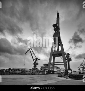 Erstaunliche Aufnahmen von Big Steel Kran auf einer Werft in Spanien im Sommer Sonnenschein Stockfoto