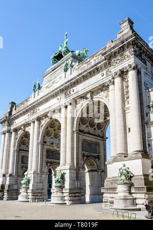 Low Angle auf der östlichen Seite des Arcade du Cinquantenaire, der Triumphbogen im Cinquantenaire-Park in Brüssel, Belgien errichtet. Stockfoto