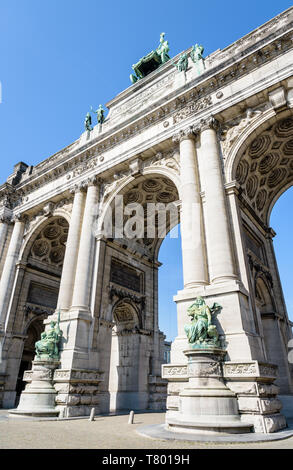 Low Angle auf der östlichen Seite des Arcade du Cinquantenaire, der Triumphbogen im Cinquantenaire-Park in Brüssel, Belgien errichtet. Stockfoto