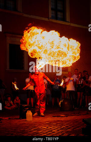 Warschau, Polen - Juli 02, 2018: Ein Feuer spucken Künstler ist, vor dem alten Schloss in der Altstadt von Warschau, Polen. Stockfoto