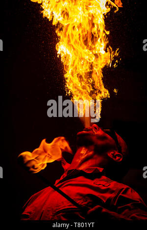 Warschau, Polen - Juli 02, 2018: Ein Feuer spucken Künstler ist, vor dem alten Schloss in der Altstadt von Warschau, Polen. Stockfoto