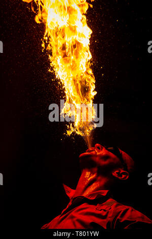 Warschau, Polen - Juli 02, 2018: Ein Feuer spucken Künstler ist, vor dem alten Schloss in der Altstadt von Warschau, Polen. Stockfoto